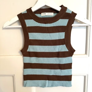 Randig topp - Randig topp från pull&bear🩵🤎