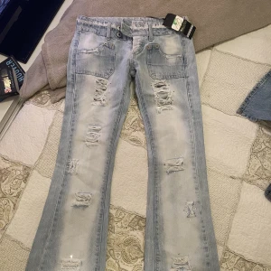 Blåa bootcut - Ljus blåa bootcut jeans med flertal hål både fram och bak. Aldrig använda, prislapp kvar💕