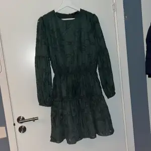 Superfin mörkgrön klänning säljes, den är perfekt till jul eller nyår och är i nyskick. Hör av er vid intresse pris kan diskuteras 💕nypris ca.700