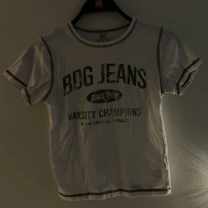 Kroppad tshirt - Crop top från Urban outfitters, använt fåtal gånger