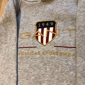 Barn gant - Barn gant hoodie. Pris kan diskuteras Säljer då den inte kommer till användning, barn storlek 146/152. Inte alls använd många gånger, kanske 5-15 om inte mindre. Pris kan diskuteras med mig privat. Jag bor runt i västmanland/Uppsala län, kontakta mig. 