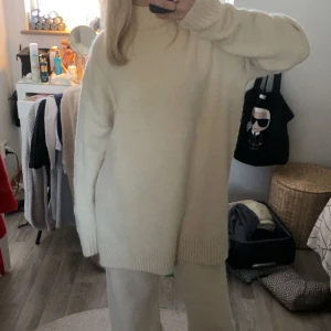 Stickat set - Stickat set från zara i beige, storlek s. Knappt använt.