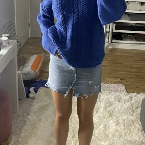 Jeanskjol - Säljer denna jättesnygga jeanskjol för att den tyvärr är för liten på mig💕 Skriv privat för fler frågor🤍