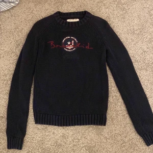 Stickad tröja  - Jättefin marinblå stickad tröja i mycket bra skick!