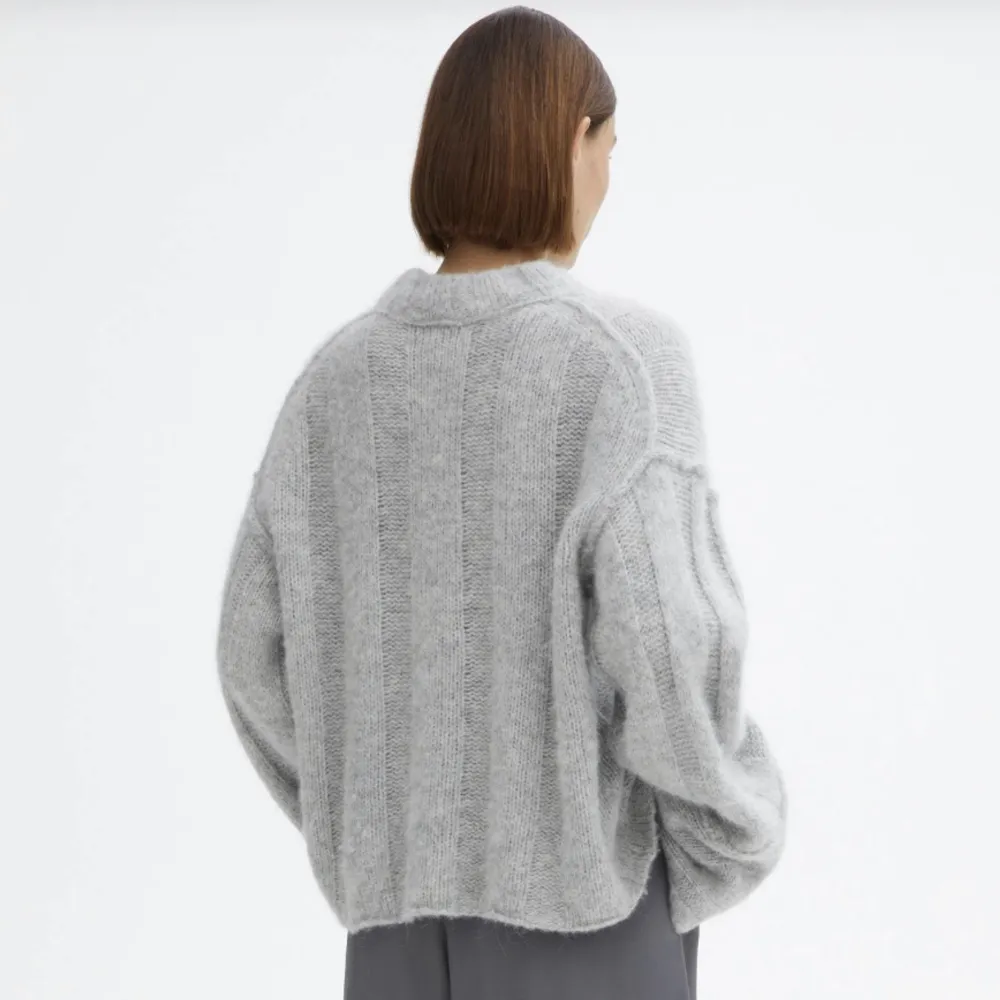 Säljer min superfina Dagmar tröja som aldrig är använd med lappen kvar! Den passar mig i storleken som vanligtvis har storlek 34 :) Nypris 3999kr💕💖. Stickat.
