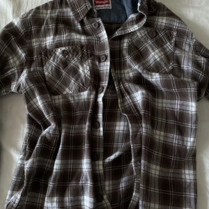 Skjorta - Storlek S, snygg med en vit T-shirt under