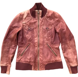 Läderjacka - Superfin skinnjacka i väldigt bra skick! Äkta läder! Storlek M men sitter som S. Ställ gärna frågor!😊