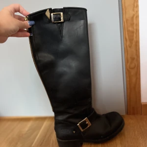 Svarta Höga Johnny Bulls Boots - Svarta höga boota från Johnny Bulls, fortfarande i bra skick.