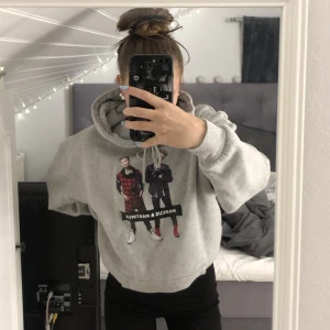 Marcus & Martinus Hoodie  - Säljer en Marcus & Martinus hoodie. Denna säljs inte längre! Finns autografer på tröjan som dem själva singnerat när jag träffade dem. Storlek M.  Säljs för 500:- då många vill få tag i dessa hoodies som ej finns mer. Vid frågor kontakta mig! 💗