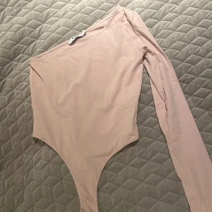 Ljusrosa body - Jättesöt body ifrån Na-kd i storlek S som tyvärr inte kommer till användning 🌸💞