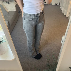 Gråa flared jeans  - Säljer nu mina gråa jenas från Gina💕dom är använda mycket men fortfarande i väldigt bra skick! Säljer då de inte kommer till användning längre. Kontakta för fler bilder💕