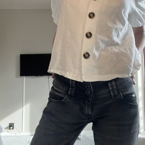 Svarta lågmidjade jeans - Säljer dessa svarta lågmidhade jeansen från Pepe jeans. Älskar älskar dessa, de sitter helt perfeckt men tyvärr har dem inte kommit till användning. Jeansen är alltså använda fåtal gånger skriv vid intresse🖤