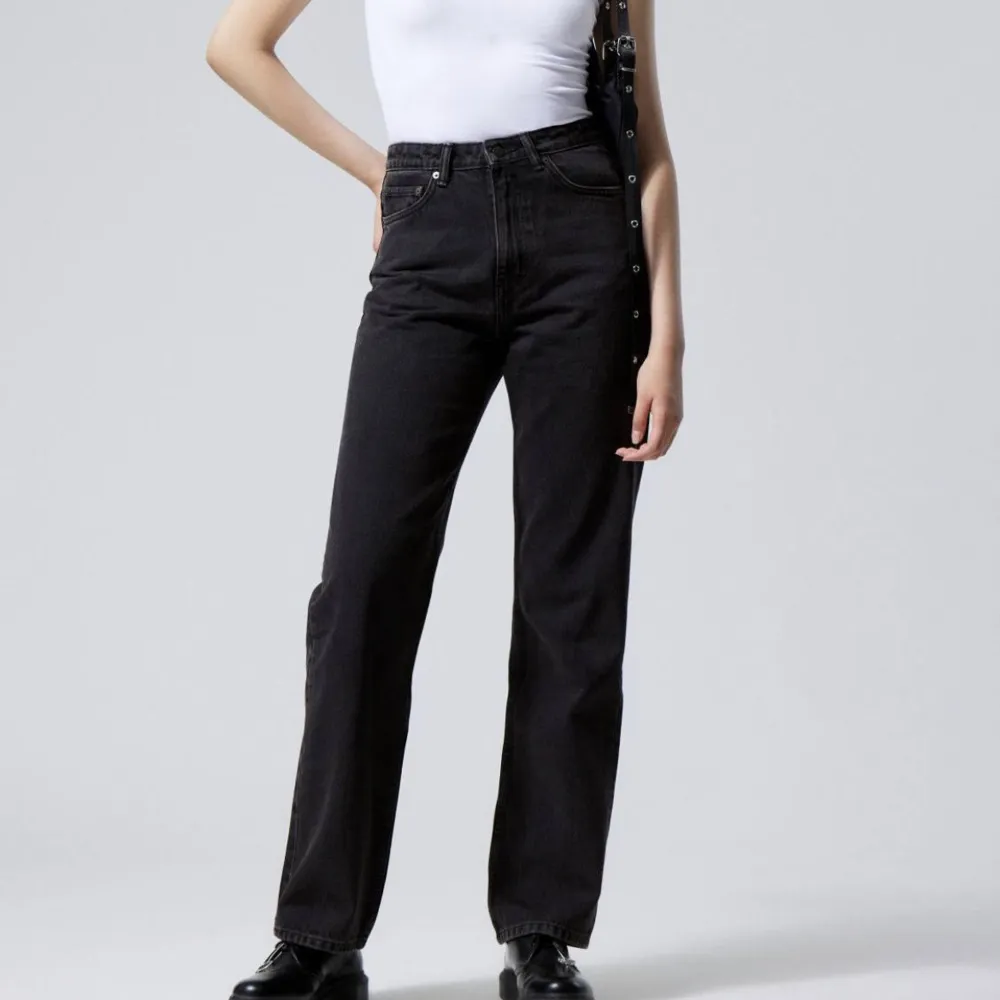Svart-tvättade jeans från weekday i modellen Voyage💞. Jeans & Byxor.
