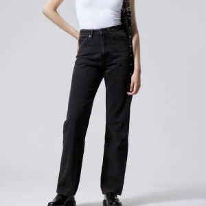 Svarta jeans - Svart-tvättade jeans från weekday i modellen Voyage💞