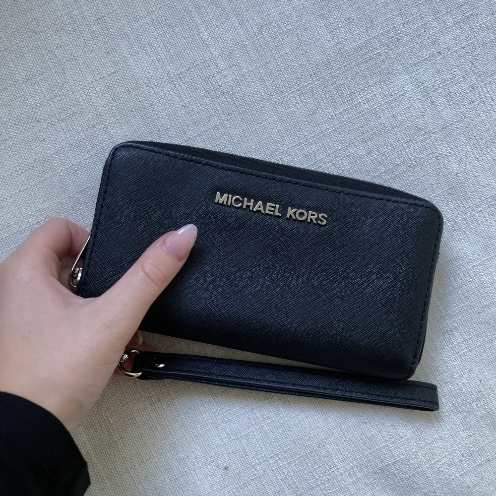 Klassisk plånbok från Michael Kors.  Nypris: 1595kr. Väskor.