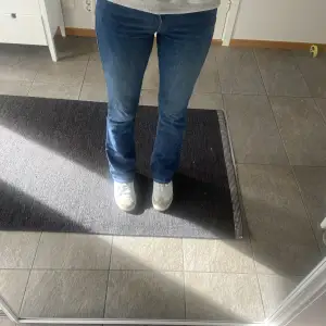 Mörkblåa Wrangler jeans i modellen ”bootcut” w25 L32, jättefint skick!!💖