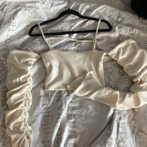 Oh Polly tröja - Säljer min jättefina off sholder top men långa ”volang” ärmar. Säljer då den inte kommer till användning, själv har jag aldrig använt den men den är köpt secondhand. Inga defekter, hål eller fläckar.