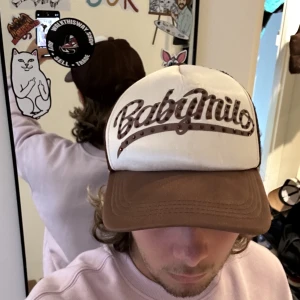 Bape keps - En riktigt skön keps från bape. Med texten "baby milo" där fram med glittrande stenar. Den är aldrig använd. Helt äkta köpt från Vestiaire !KVITTO FINNS! 