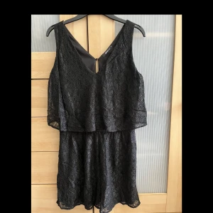 Shorts dress - Shorts dress i spets. Använt en gång!! Så den är som ny! Väldigt snygg och classy. Ser ut som en klänning. Säljer pga att den blivit stor på mig. 