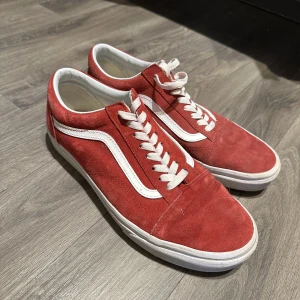 Vans old school skor - Vinröda vans skor, knappt använda. Cond är som ny. Storlek 41