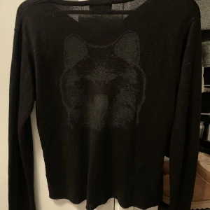 Zadig & Voltaire tröja - Så cool Zadig & Voltaire tröja med djurtryck på baksidan!❤️‍🔥❤️‍🔥Sparsamt använd och är i väldigt bra skick