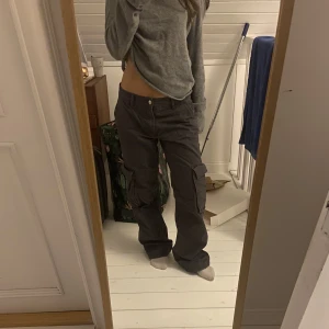 Cargobyxor - Säljer dessa populära cargobyxor eftersom jag rensar min garderob, de är lite slitna längst ner vid benen men det är inget som märks tydligt, pris kan diskuteras, köparen står för frakt!💕