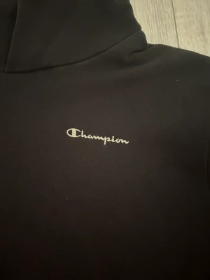 Champion hoodie - Säljer min champion hoodie i storlek M. Nyrpris 799 säljer den för 325+frakt! Priset kan diskuteras! Hör av dig om du är intresserad!