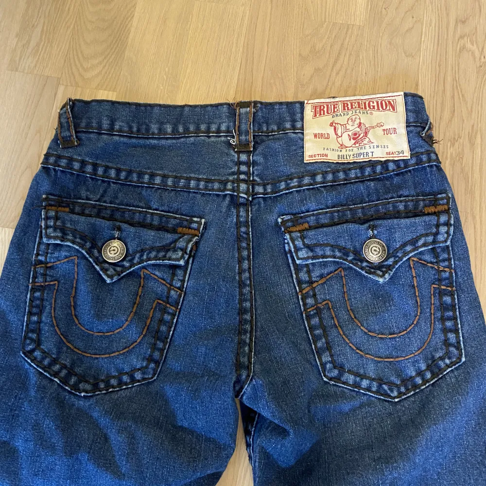 True religion jeans! Jätte bra skick, Billy super t i modellen. Storlek 32 Midjemått: 84cm  Innerbensmått: 70cm Benöppning: 21cm. Jeans & Byxor.