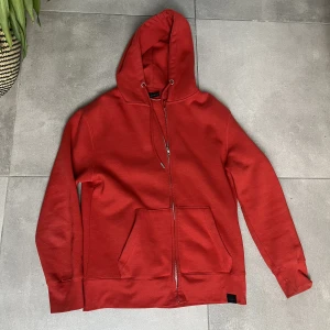 Röd Zip hoodie - Jättefin och tjockt material, kommer aldrig till användning. inköps pris 300-400 men säljer för 70+ frakt