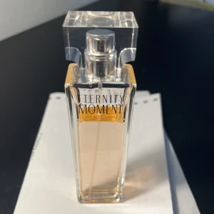 Calvin Klein Parfym - Super härlig doft. Lukten håller länge och är stark.  50ml men har använt lite. Köpt för 399kr Säljes för 200kr, priset kan alltid diskuteras