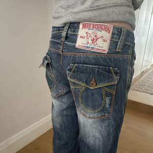 Baggy true religion jeans, ena fickan där bak har tappat knappen. Kom provat för fler bilder!
