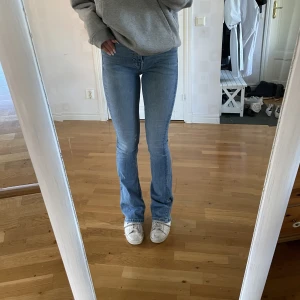 Zara jeans  - Trendiga Zara jeans medel hög midja! Bra passform som funkar för många, då dem är mer stretchiga! Snygga och sköna Zara jeans! Säljs pågrund av har andra så kommer ej till användning!❣️ Stl 32 men passar större och mindre Nyskick!! Inga hål eller defekter!