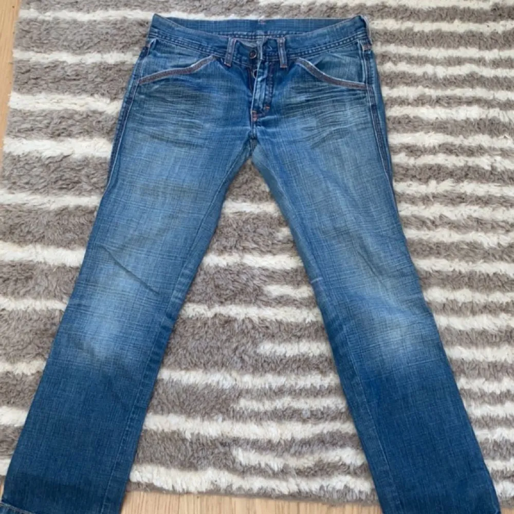 Lågmidjade jeans med fina fickor! Köpte på Sellpy från början men dem var för små och korta, är ungefär 172 cm. Skulle säga att dom är lite mindre i storleken. Annars superfina jeans med fina fickor som är i väldigt bra skick💕. Jeans & Byxor.
