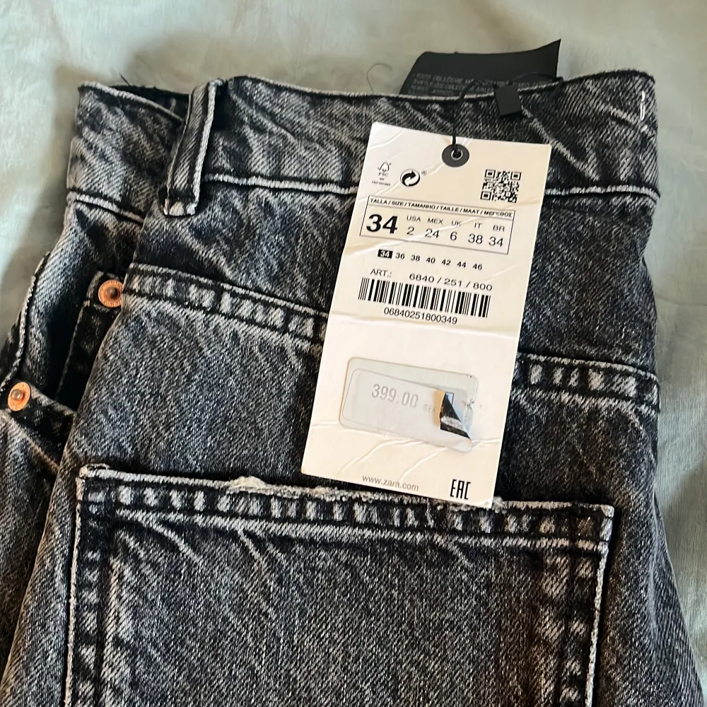 Raka zara jeans i storlek 34, aldrig använda med prislapp kvar. Köpta för 399 säljer för 100kr+frakt. Jeans & Byxor.
