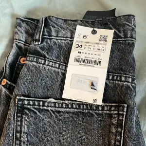 Raka zara jeans i storlek 34, aldrig använda med prislapp kvar. Köpta för 399 säljer för 100kr+frakt