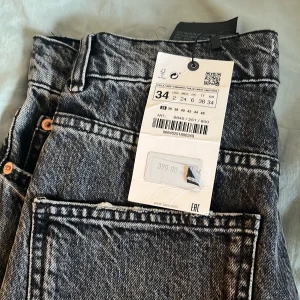 Zara jeans - Raka zara jeans i storlek 34, aldrig använda med prislapp kvar. Köpta för 399 säljer för 100kr+frakt