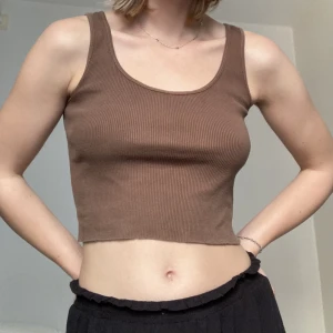 Brunt linne - Brunt ribbat linne. Köpt second hand. Kanske från Pull&Bear?