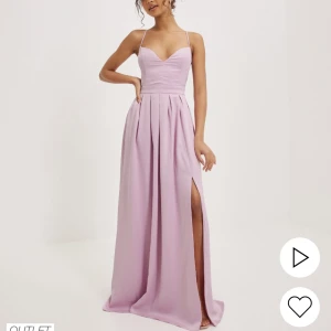 Balklänning  - Säljer nu min balklänning från Nelly i storlek 36. Använd en gång, har en liten fläck nertill men inget som syns när man har den på sig. Annars väldigt bra skick 