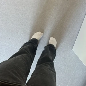 Gina Tricot Jeans - Hej! Säljer nu mina jätte fina mörkgråa regular wide jeans ifrån Gina Tricot. Dom är Size 29 & Length 32. Dom är i jätte fint skick och använda fåtal gånger då jag nu växt ur dom. Ny pris 599kr mitt pris 300kr🙌🏼 