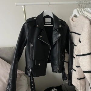 Svart skinnjacka - Säljer en svart skinnjacka i superfint skick! Inga skador 