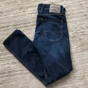 Riktigt snygga Replay anbass jeans med mörk tvätt och små snygga nötningar. Jeans har en slimfit passform 