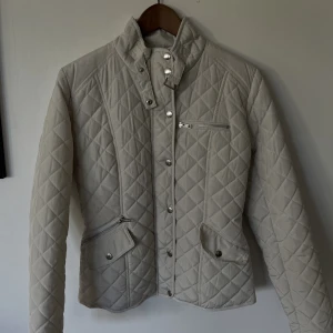 LNX of scandinavia  - Hej, Säljer min vita höst jacka, aldrig använd sitter jätte fint och man kan dra åt den i midjan. Köpte den för 1,200 ny men säljer den för 300 då jag bara vill få den såld💓💗 Skriv om du har några frågor:) 