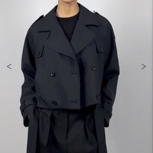 Meotine jacka  - Intressekoll på den här snygga korta trenchcoaten ifrån Meotine. Perfekt nu till hösten.  I storlek S/M men sitter snyggt på allt ifrån XS-L beroende på hur man vill att den sitter. Nypris är 3700 kr. Den är använd men fortfarande i bra skick. 