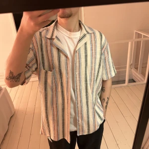 Randig skjorta - En randig skjorta i ett ”hårdare” tyg från Zara. Storlek M. Aldrig använd!