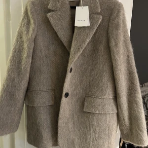 Ny Dagmar kappa  - Säljer en oanvänd Dagmar jacka i modellen ”Fawn Jacket”. Perfekt till hösten då den håller värmen suveränt. Jackan kostade i nypris 8999kr och går idag inte att få tag i.  Storlek 36