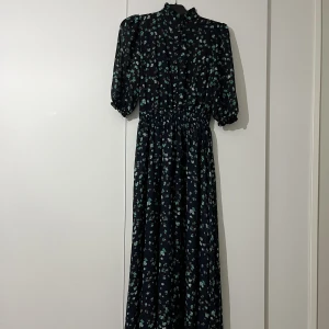 Maxi kläning  - Väldigt snygg och blommig maxi kläning