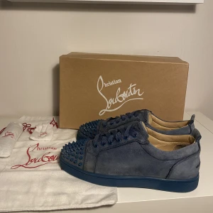 💫Christian Louboutins💫 - Christian Louboutin jr spikes.🦋 Storlek: 41 (passar 42) Skick: 8.5/10 (mycket bra imo) Og box, Dustbags, extra spikes och extra laces medföljer💫 Äkthetsbevis finns✅ Vid frågor, fler bilder eller andra funderingar så är det bara att skicka meddelande 😌