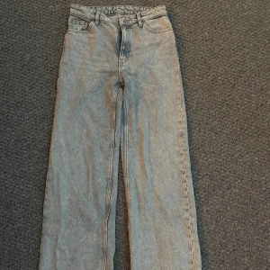 Fina jeans - Grå/blåa jeans med slitning nere, sköna o braskick