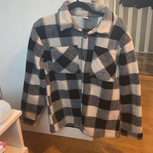 Jacka  - Hår er en rutig jacka som är i super ofta skick och har bara används 3-4 gånger. 