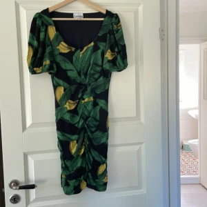 Ganni klänning  - Mycket fin klänning från Ganni stl s. Tight passform. Använd en gång 